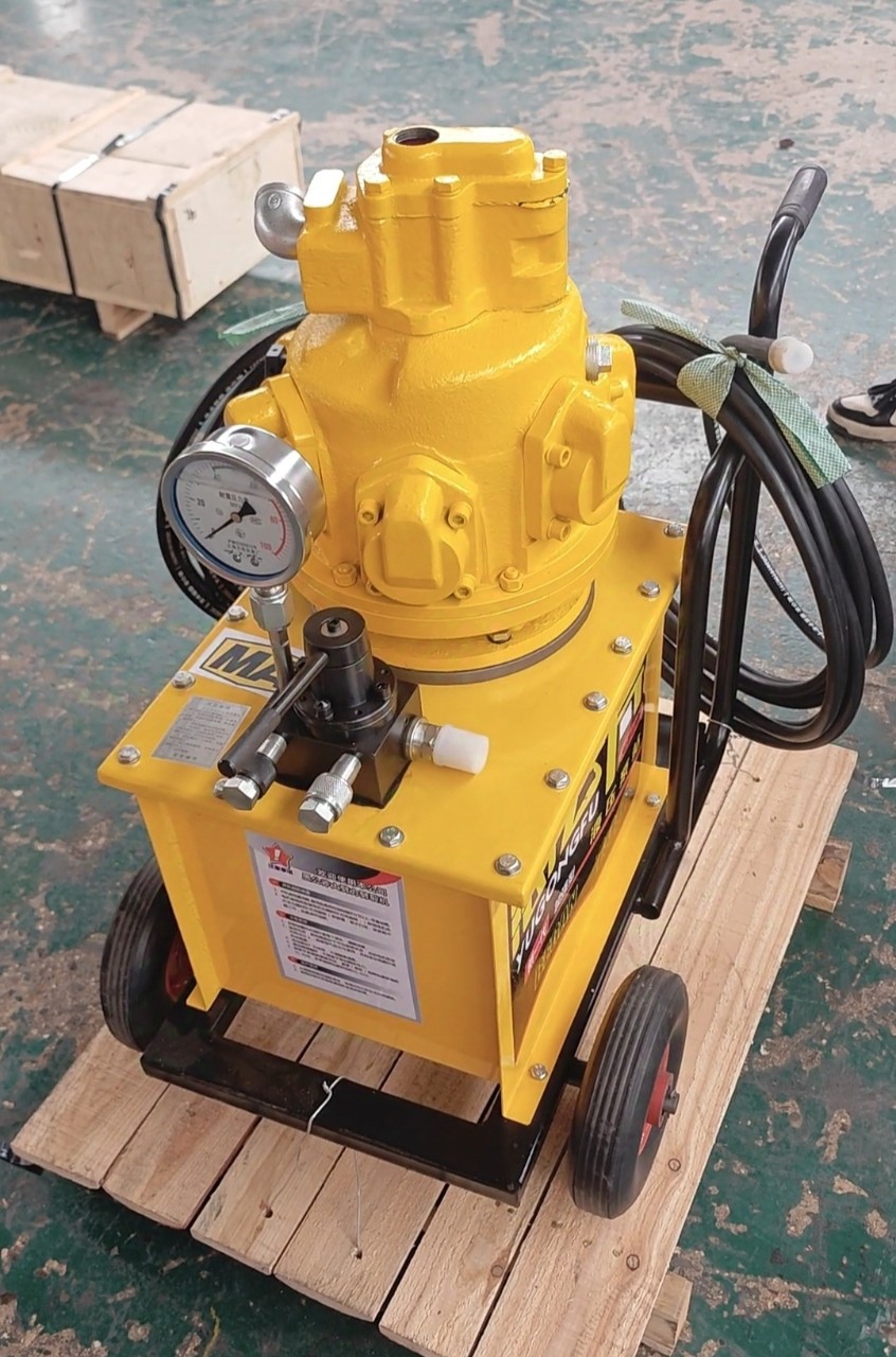 Static blasting of pneumatic hydraulic rock cracking machine for underground coal mine LYY-40-25