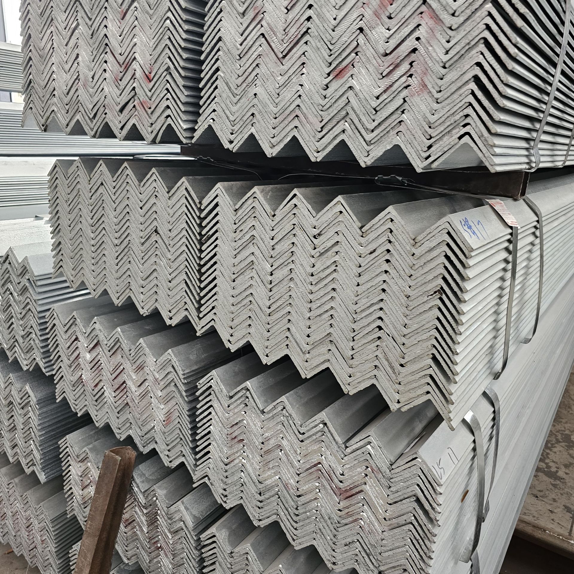 Wuxi Hot-Dip Galvanized Angle Steel Wholesale National Standard Zinc Layer Hot-Dip Galvanized Angle Steel Zinc Layer 65Μ