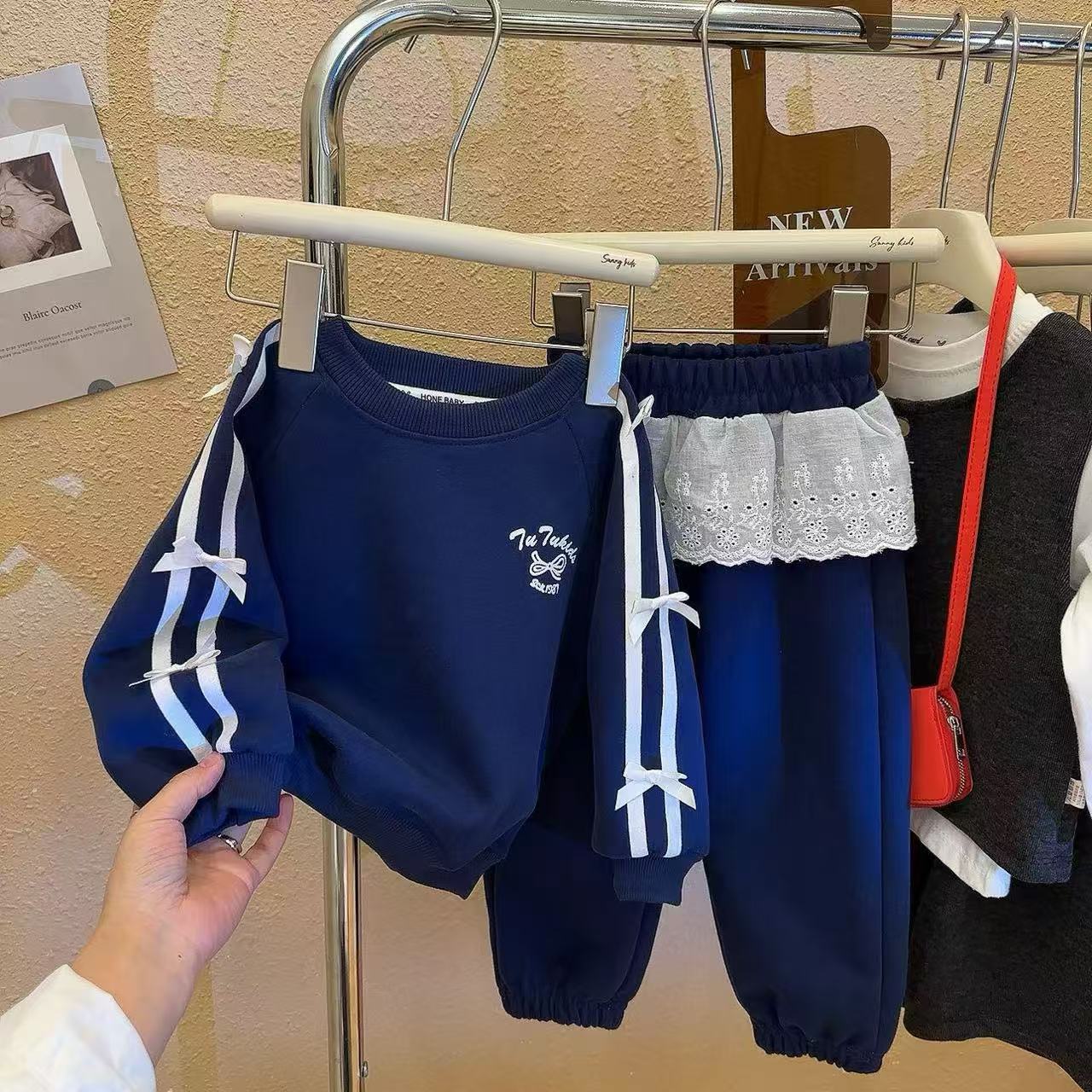 2025 New Spring Girls' Sweatshirt Set, Sports and Leisure Two-Piece Set, Big Kids Lace-Trimmed Sweatpants for Outings