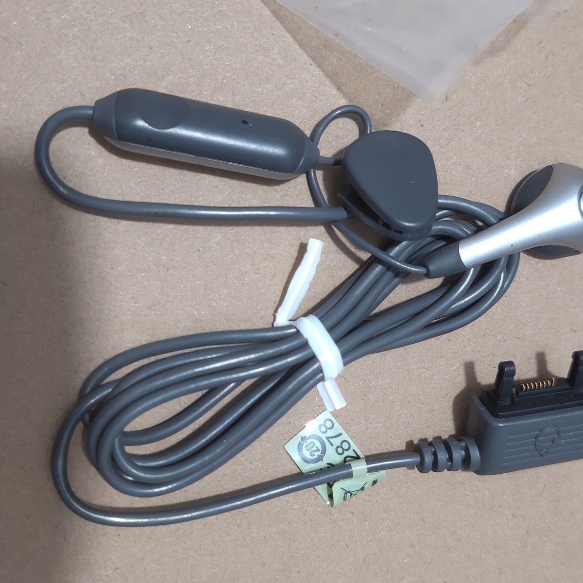 Sony Ericsson original single-sided wire control headphones for listening to the radio and music use optional accessories