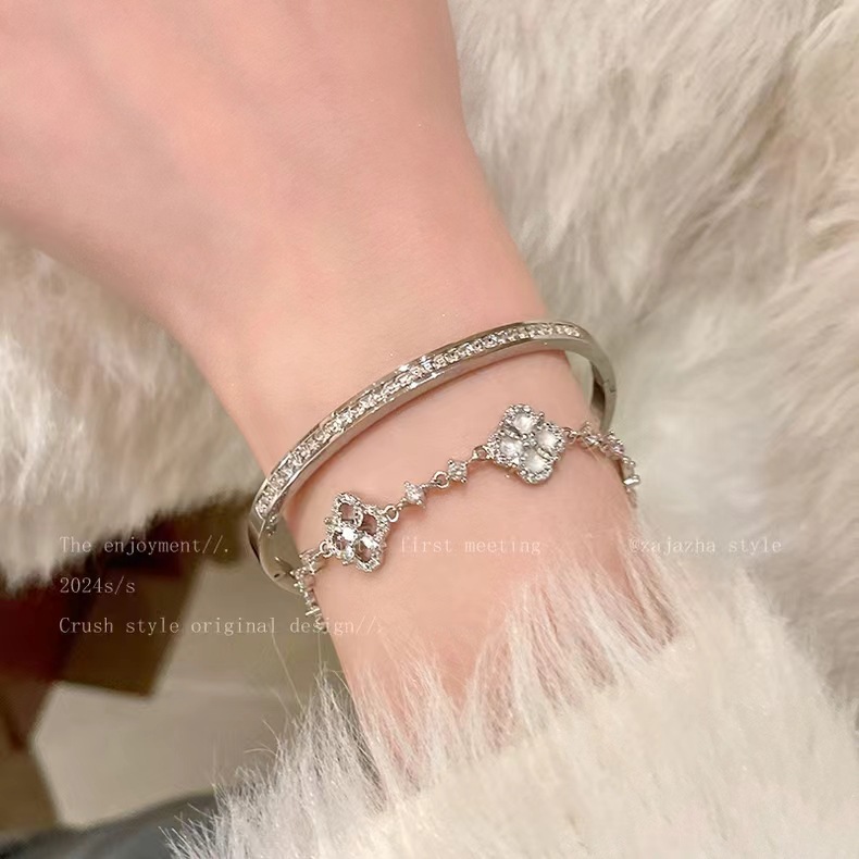 Rich Girl's Full Diamond Four-Leaf Clover Bracelet for Women, Zircon 2025 New Style Alloy Popular Niche Exquisite Women's Jewelry