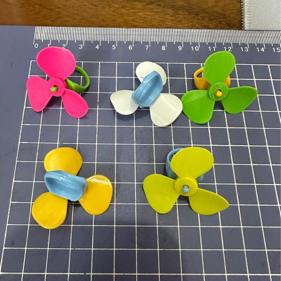 Manufacturer Kidsren's Mini Plastic Windmill Fan Three-leaf Ring Ring 3545MM Gashapon Gift Toy Wholesale