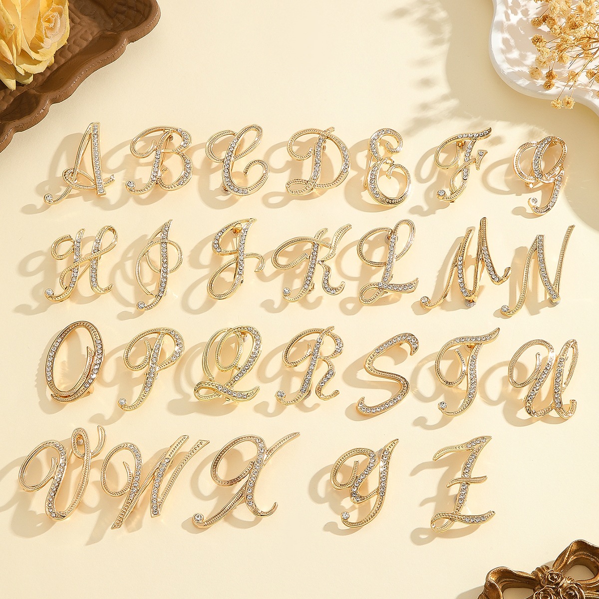 Броши из сплава с 26 буквами, оптовая продажа