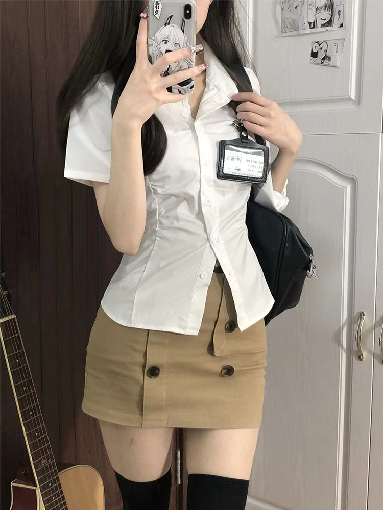 Летний комплект 2024 года Spice Girls: белая рубашка с завышенной талией и юбка до половины бедра с пуговицами