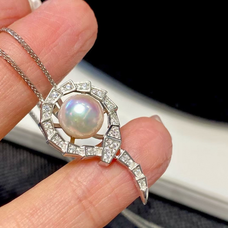 The New Snake Universal Buckle Pendant Is a Perfect Match for Single Wear or Baby. It Is Made of S925 Silver Inlaid Throughout the Body