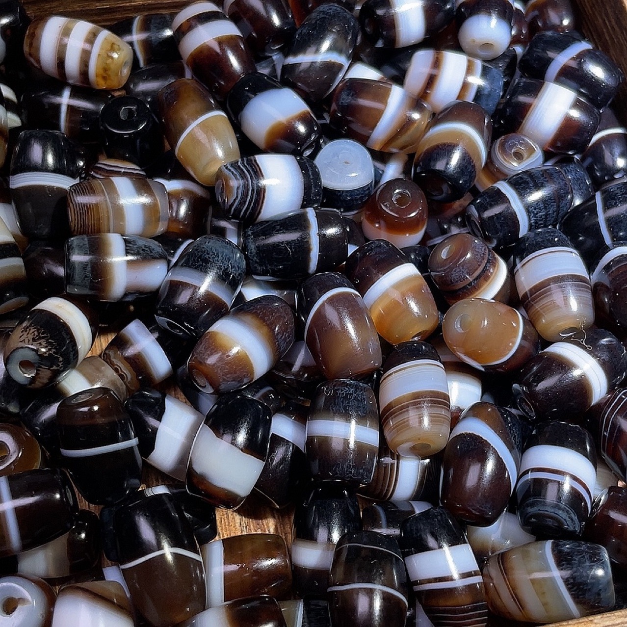 Приблизительно 10-12X30-40MM рисовые бусины, черно-белые полосатые бусины из агата