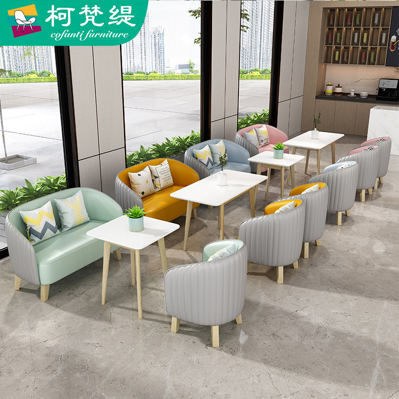 Набор столов и стульев для известного магазина молочного чая