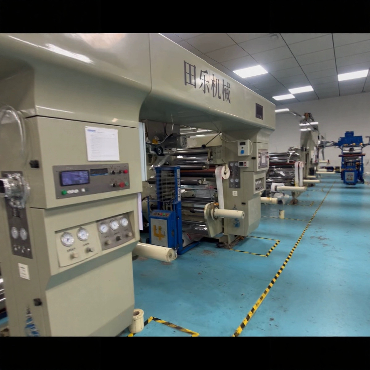 Б/у 1050 Tienle безрастворный ламинирующий аппарат на продажу, скорость 400м, 2018 год, клеевой стержень для 3 сигарет