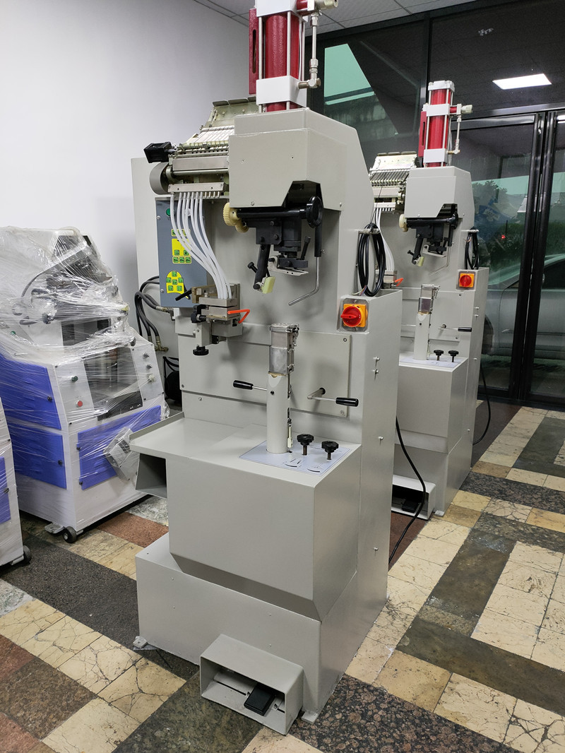 Second-hand renovation automatic heel nailing machine men's and women's high heels heel nailing machine shoe making machine equipment recycling