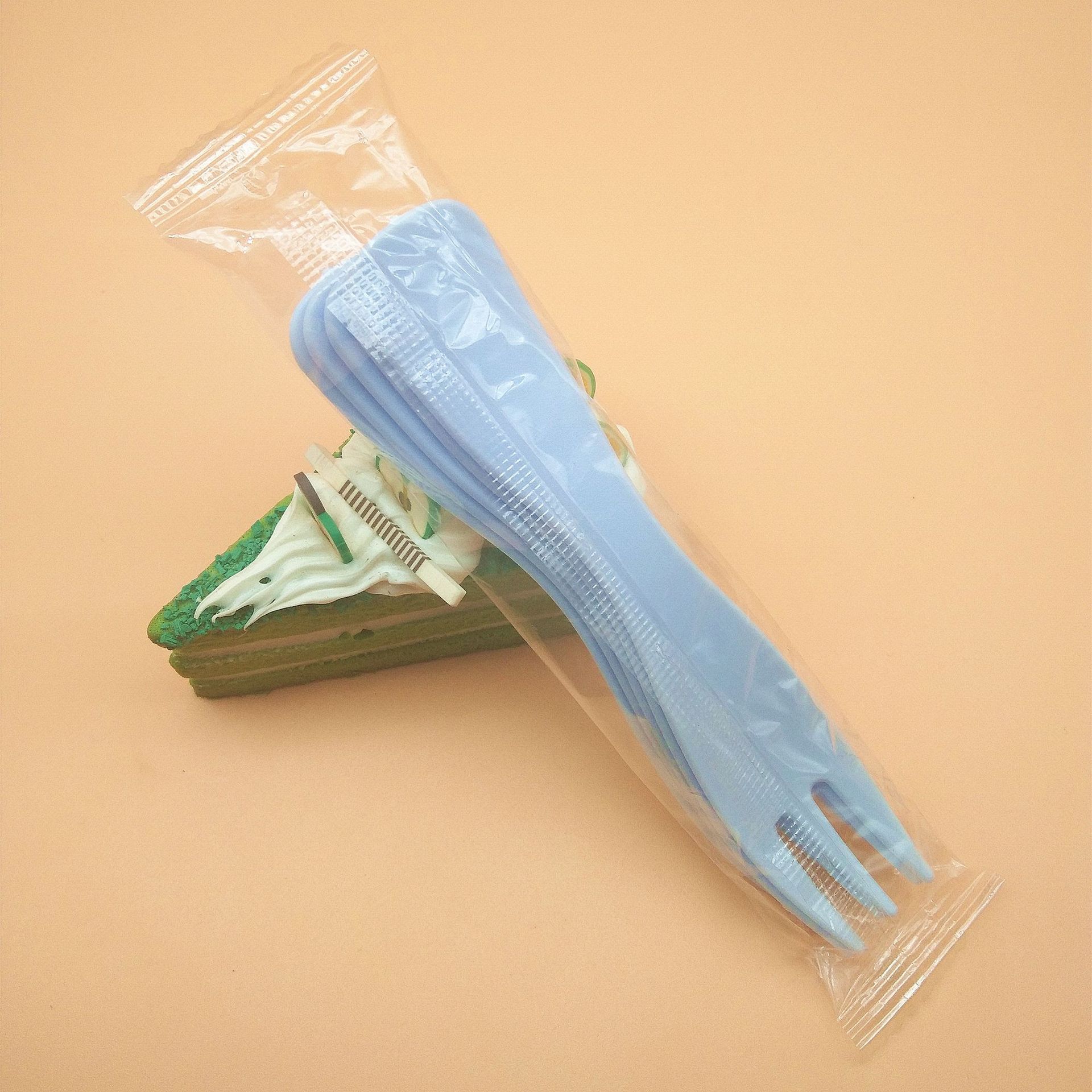 Disposable Plastic Wavy Forks for Cakes, Fruit Forks, Baking Dessert Forks, 100 Pieces, Wavy Toothed Fruit Forks