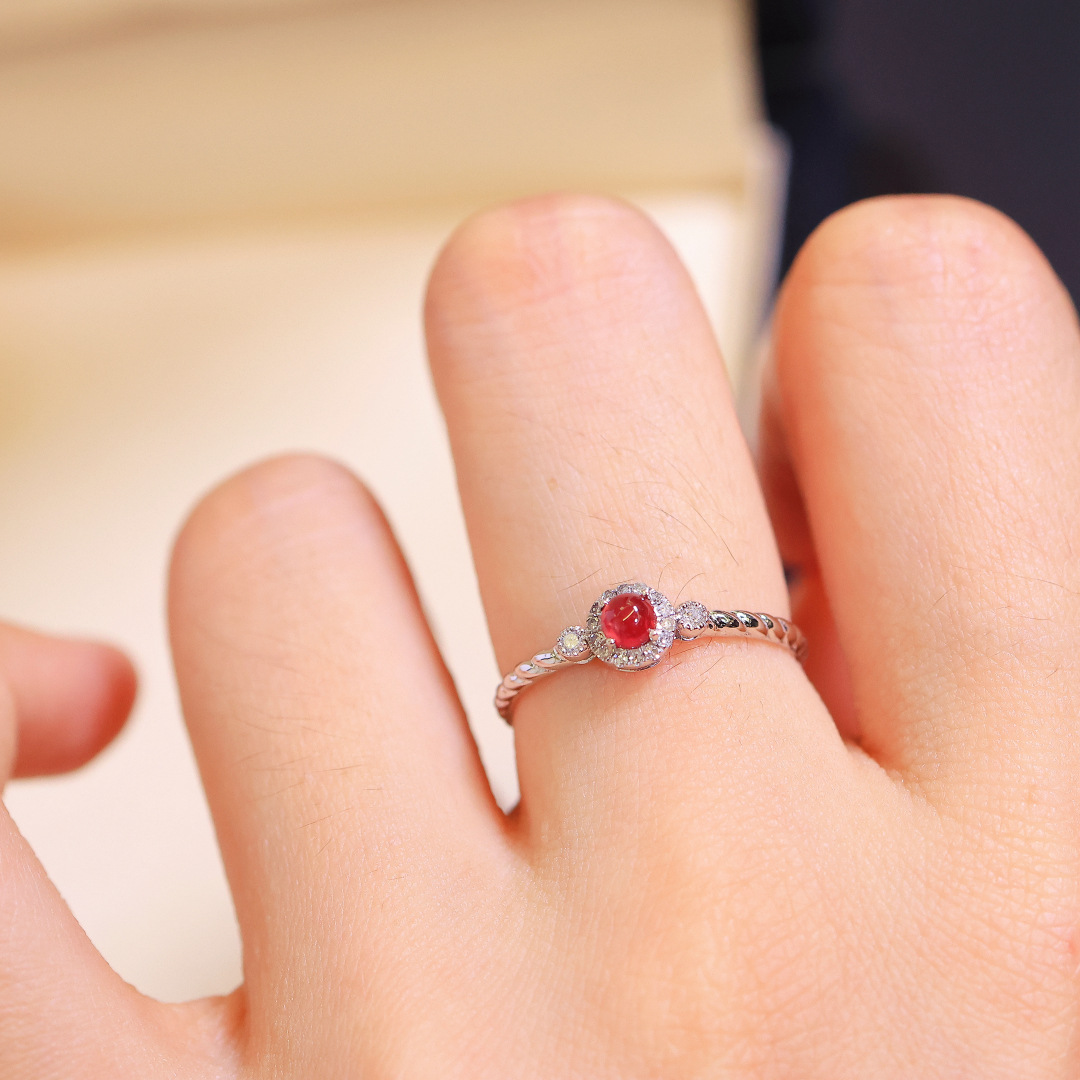 Pt900 Colored Gemstone Finished Product Natural Ruby ​​Ring Twist Ring Arm Diamond Inlaid R0.2/Ct D 0.07Ct