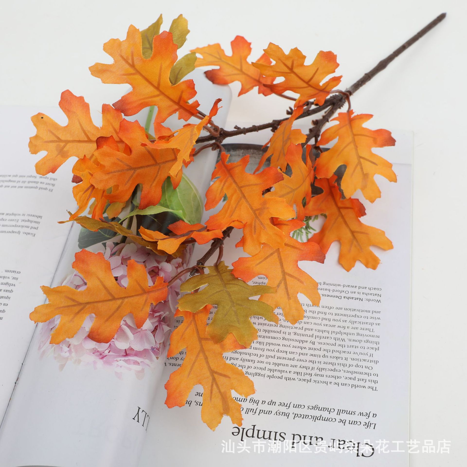 Simulated Flowers, Maple Leaves, Fake Flowers, Wedding Decorations, Christmas and Halloween Decorative Accessories, Simulated Flowers and Green Plants Wholesale