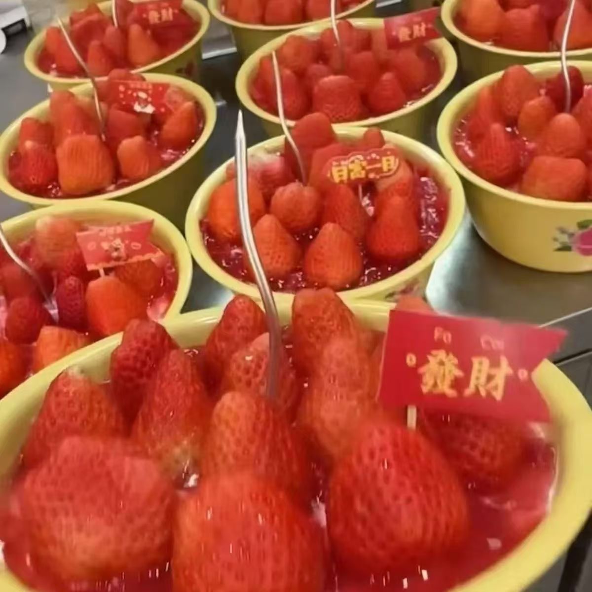 Christmas Strawberry Internet Celebrant Cake Baking Dress-up Enamel Retro Dessert Decoration Nostalgic Creative with Lid