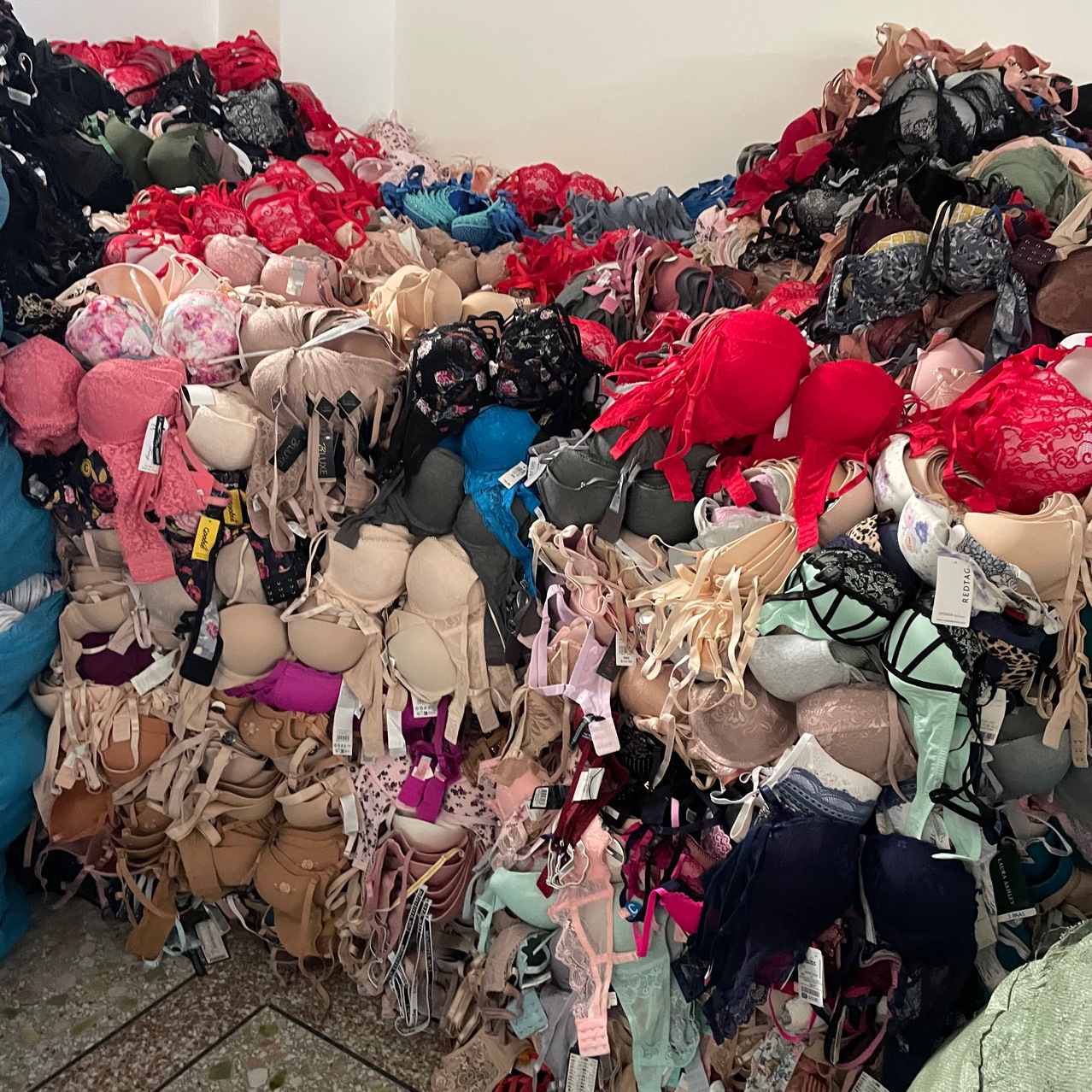 Бракованные бюстгальтеры, различные стили, окрашенные и носимые