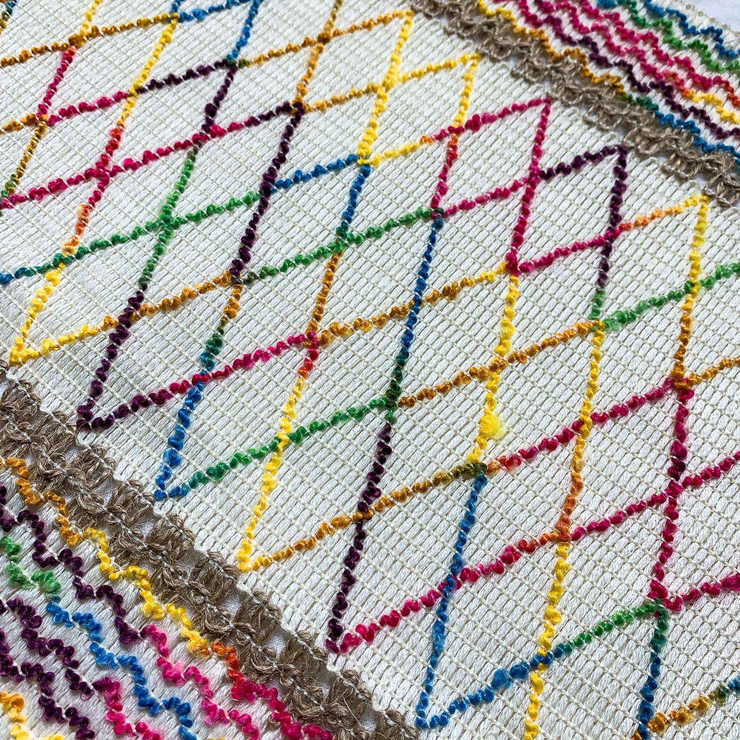 Manufacturer in stock red and green Christmas table runner pillow fabric cover cloth bed runner cloth colorful cotton thread jute placemat fabric