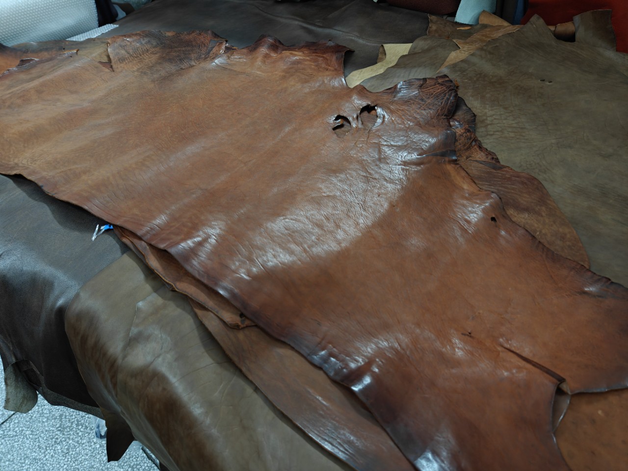 Растительное дубление, половина лошадиной кожи, около 1.8мм, мягкое ощущение, подходит для одежды, сумок и рабочей обуви