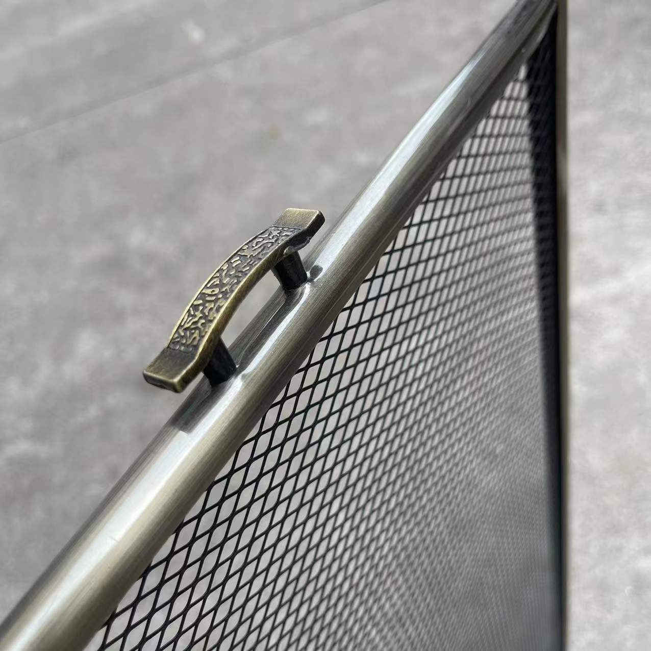 European Iron Foldableing Vertical Fireplace Cover Screen Anti-Scalding Isolation Net Metal Fireplace Guardrail Partition Retro