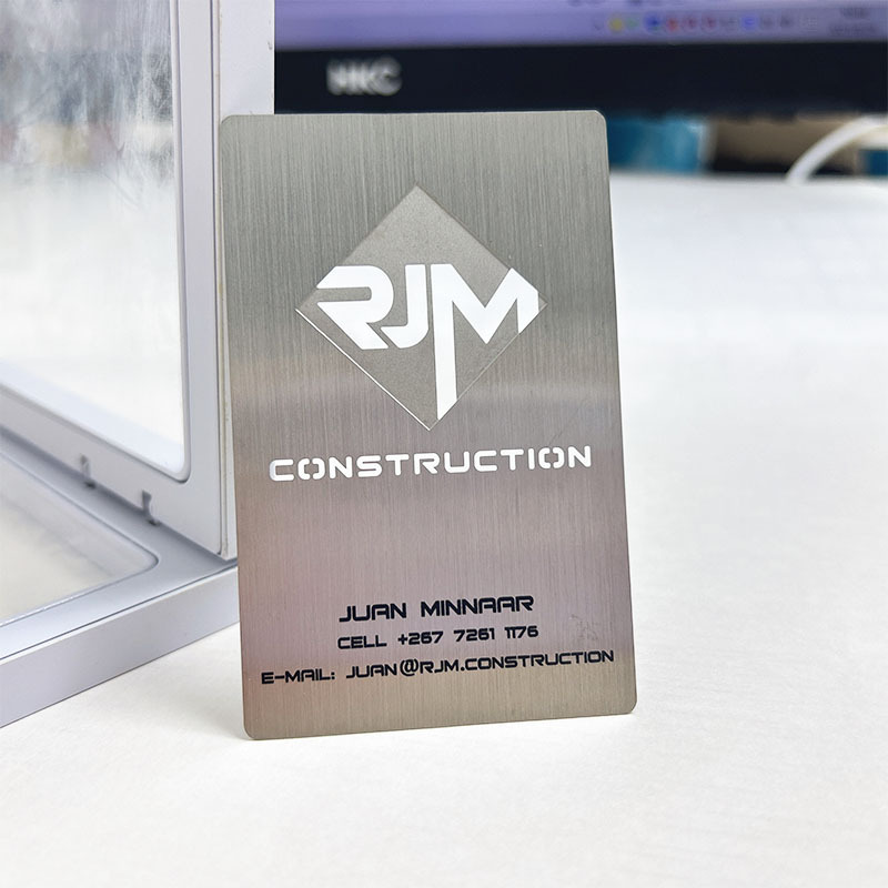 Производство личных визиток 2025 года, креативные карточки, металлические бронзовые медали, персонализированный дизайн визиток, вырезанный дизайн