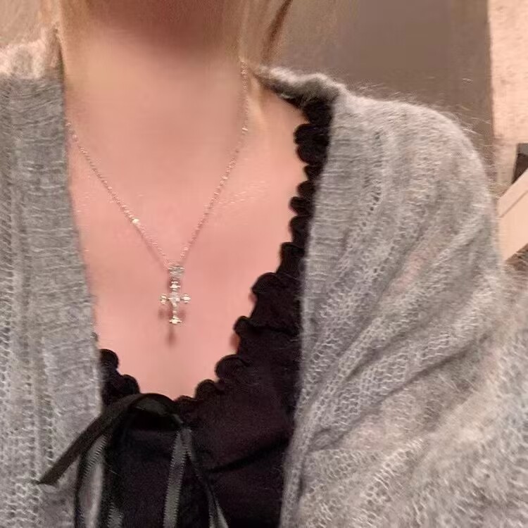 Cross diamond necklace Women's Light luxury niche trendy cool hot girl necklace high-grade clavicle chain hip hop style accessories