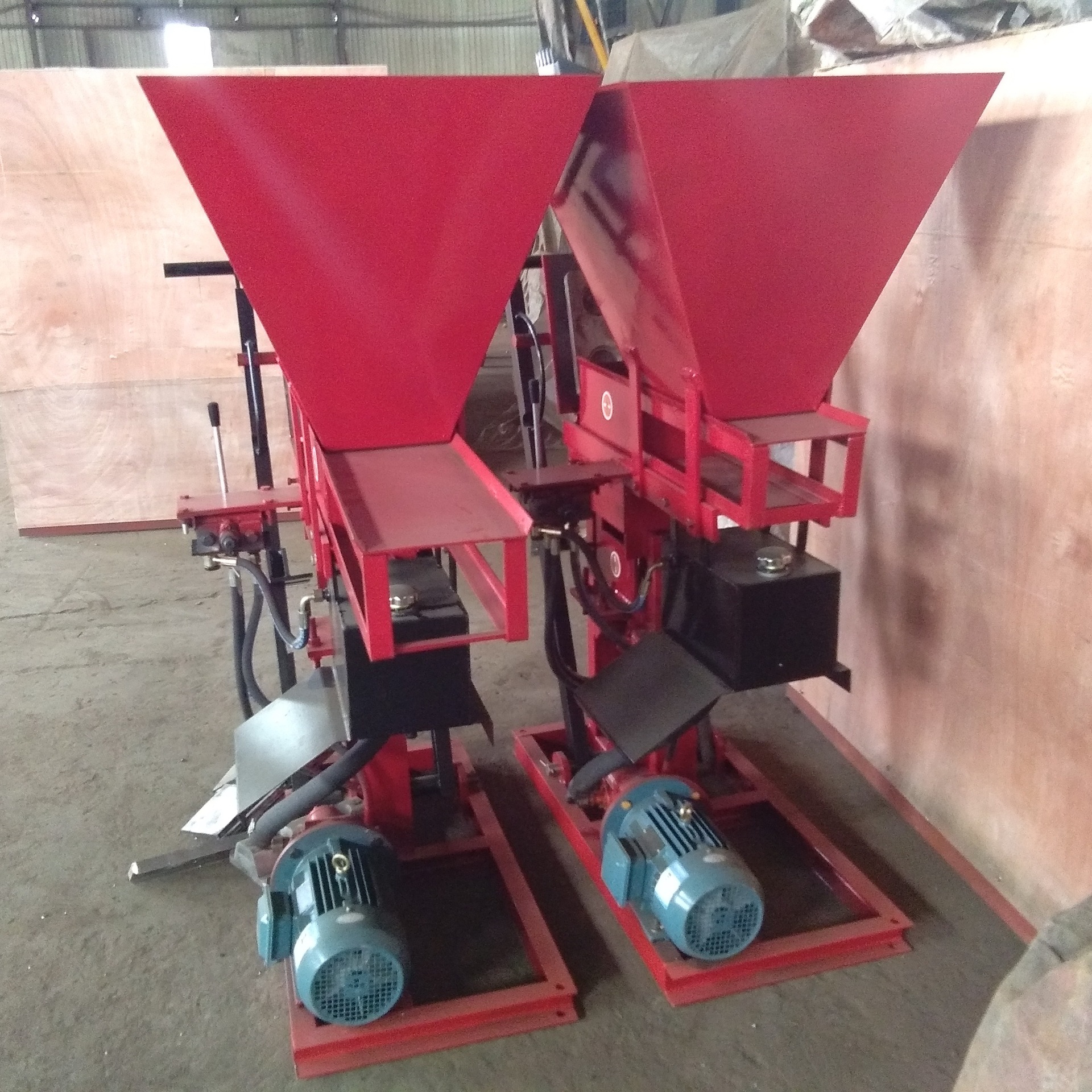 Production of small square hole hollow block brick machine small household non-burning brick Machine non-burning clay chain Lego brick machine