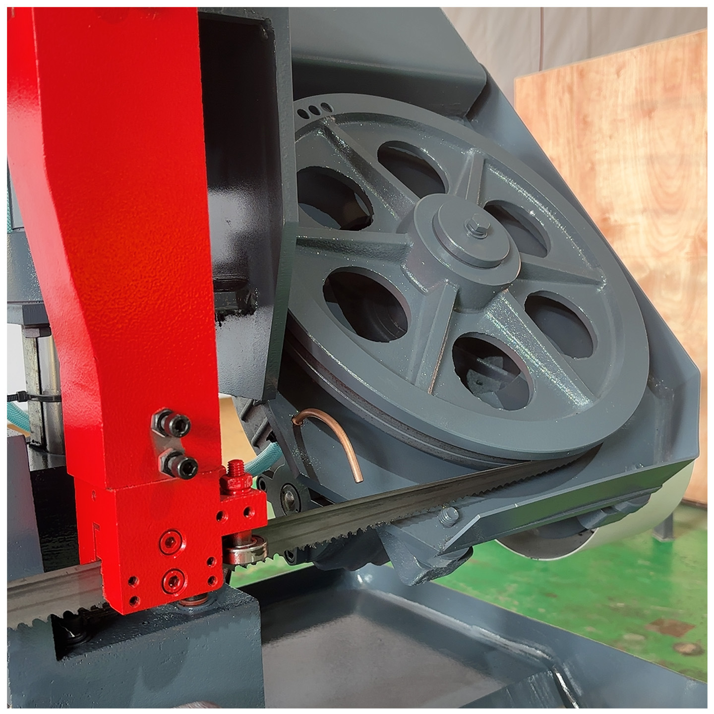 Gb4230 Metal Band Saw Machine for Cutting 300mm Stainless Steel Plates and Pipes Metal Cutting Machine