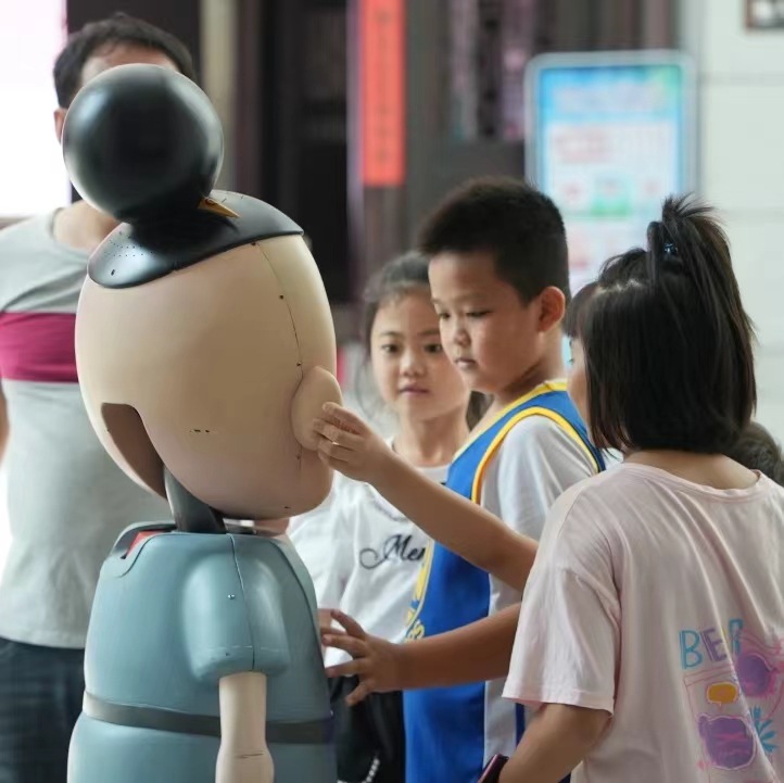 Индивидуальный дизайн внешнего вида робота, корпоративный имидж, бренд, коммерческий дизайн и производство, услуги экскурсии и объяснения