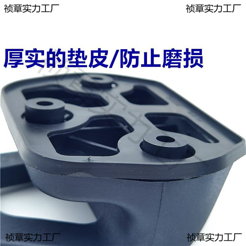 The Great Wall Is Equipped with a Pickup Truck Shuailing T68 with a Rear Cargo Box and a Guardrail Outside