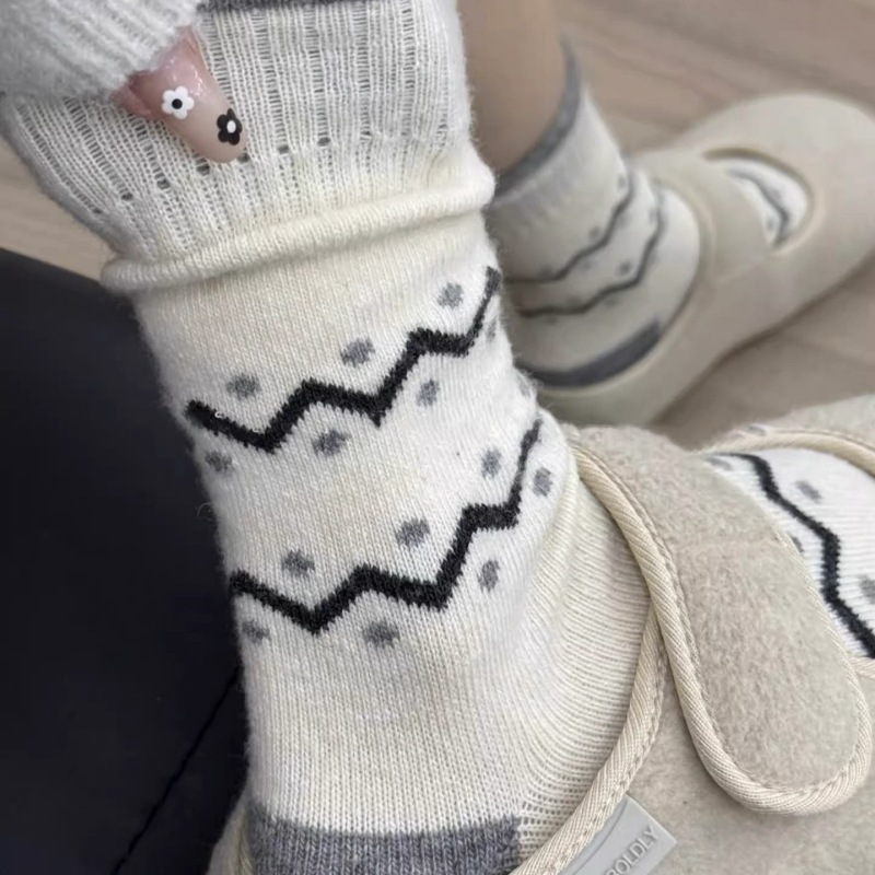 Autumn and Winter Wool Soft Thick Warm Striped Polka Dot Fair Isle Retro Slouch Socks for Women Mid-Calf Sweet Ins
