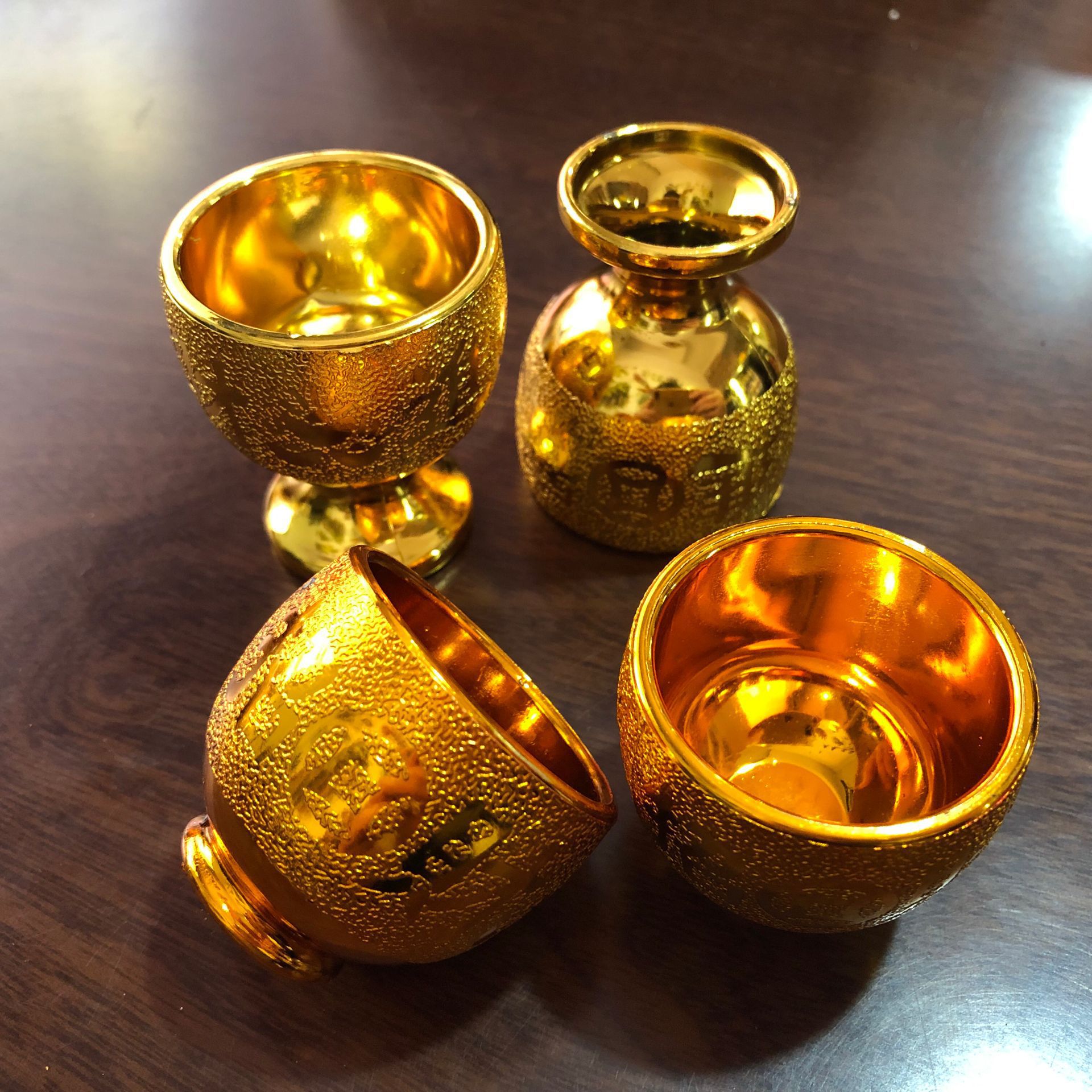 Золотой кубок, красный кубок, маленький кубок, винный кубок, кубок для поклонения Будде