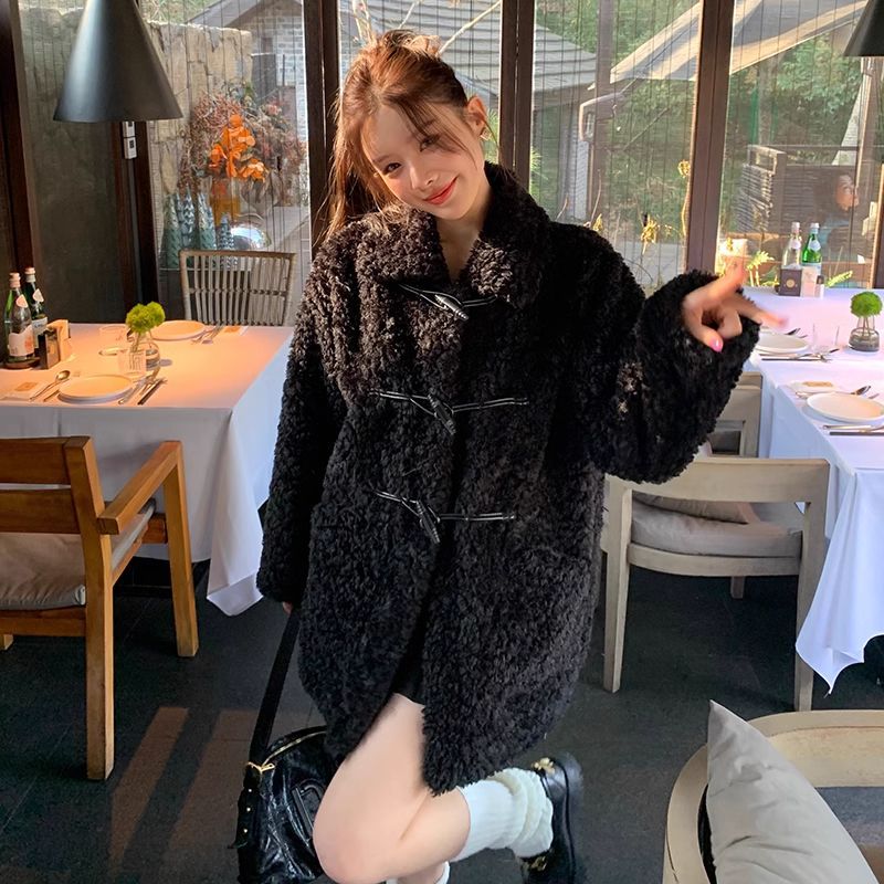 Имитация овечьего меха 2025 Новый осенне-зимний женский пальто с роговыми пуговицами, средней длины, черное, теплое