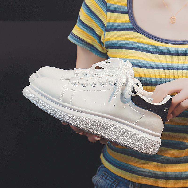 Белые ботинки McQueen женские толстосолые весна и осень новые увеличивающие высоту папины ботинки модные кэжуальные спортивные ботинки