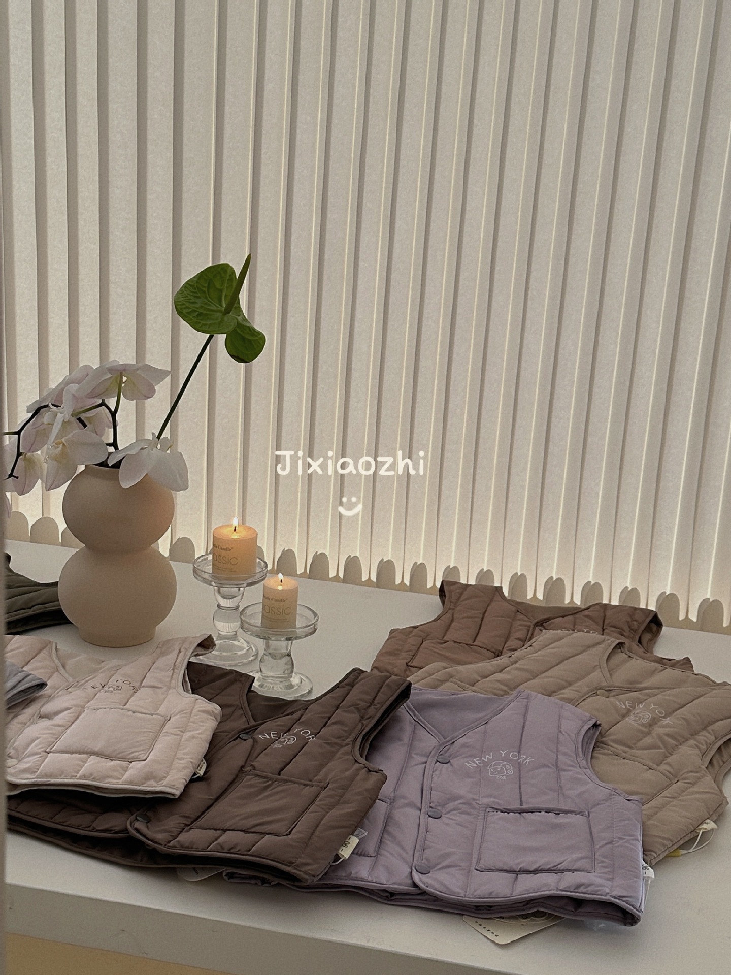 Big and Small Rolls 24 New Winter Kidsren's down Vests Warm and Thickeneded down Vests Pure Color Vests to Protect Against Cold