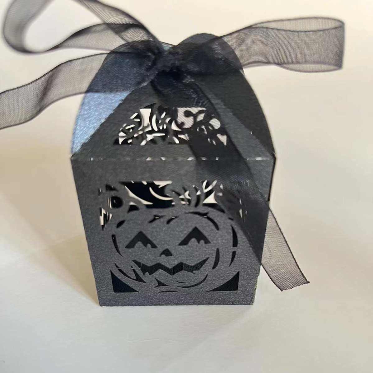 European-style hollow laser candy box creative candy box love wedding hollow carton gift box manufacturers wholesale