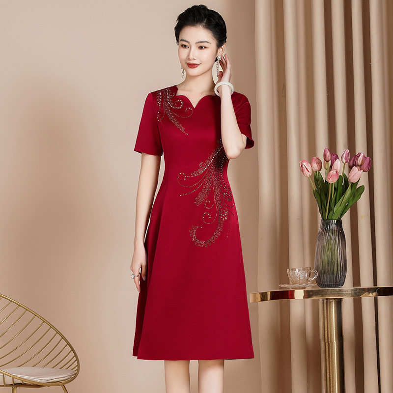 Красное летнее платье-цигун для мамы с вышивкой, новое поступление, модная юбка для женщин среднего возраста, стройнящееся, обычно носится