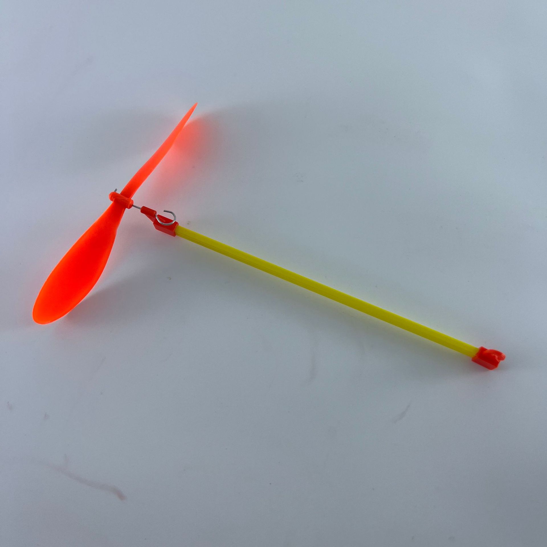 Студенты аэрокосмической науки учатся делать материалы моделей авиационных самолетов аксессуары пропеллеры планирующие вертолеты конопляные лопасти