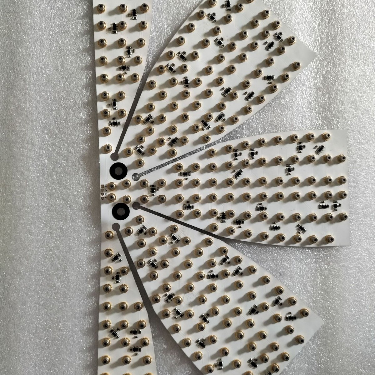 The development and design of the hair-generating cap pcba adopts TO 56 650nm infrared laser diode multi-lamp integrated electricity.