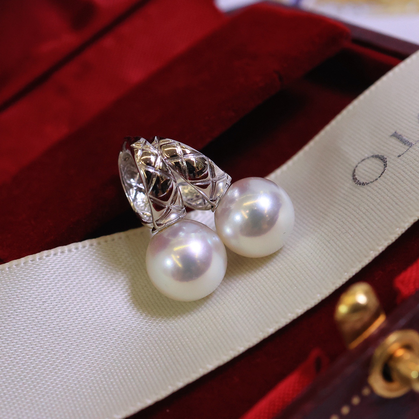 Platinum Pt900 Accessories, Quilted Small Fragrant Earrings, Thick Gold Texture, Picture with 8-9mm Pearls, Pearls Not Included