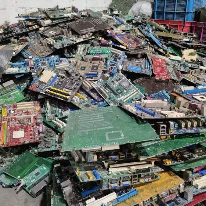 Переработка электронных отходов в промышленном парке Пекина, сбор материнских плат от двери к двери, превращение отходов в сокровища