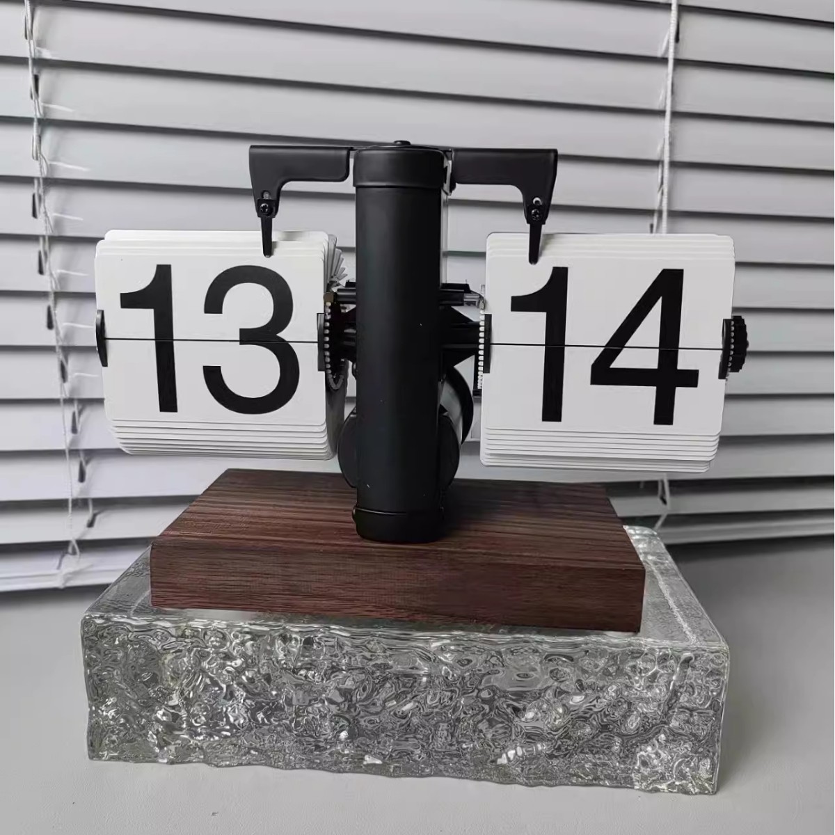 European-style automatic flip clock small balance flip clock retro living room simple home decoration Wang free same style