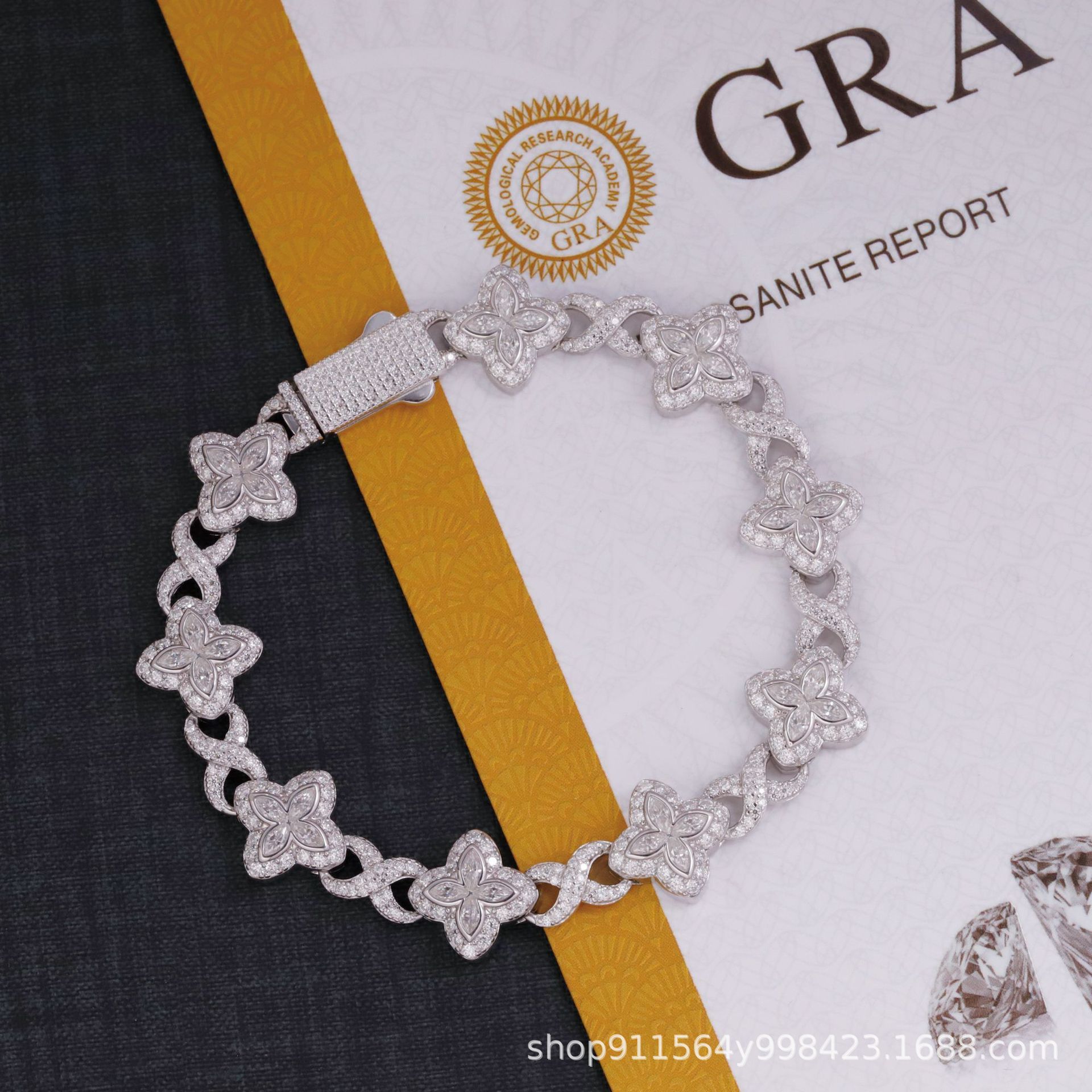 Fashion Classic White Four-Leaf Clover Bracelet S925 Silver Inlaid with D Color Moissanite European and American Trendyy Niche Men's and Women's Bracelets