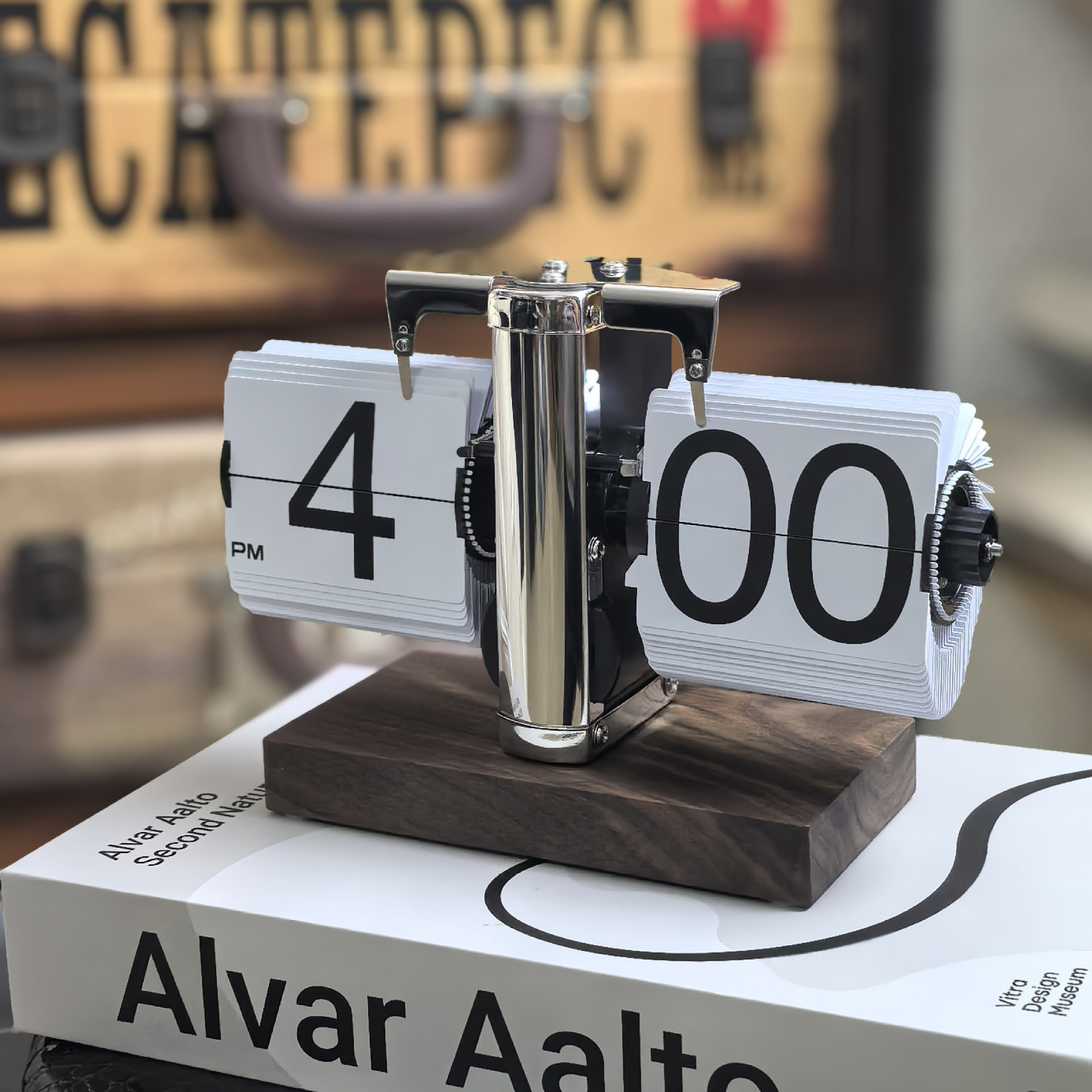 Miaoke retro small balance automatic page turning clock European-style living room desktop clock handicraft one-foot clock