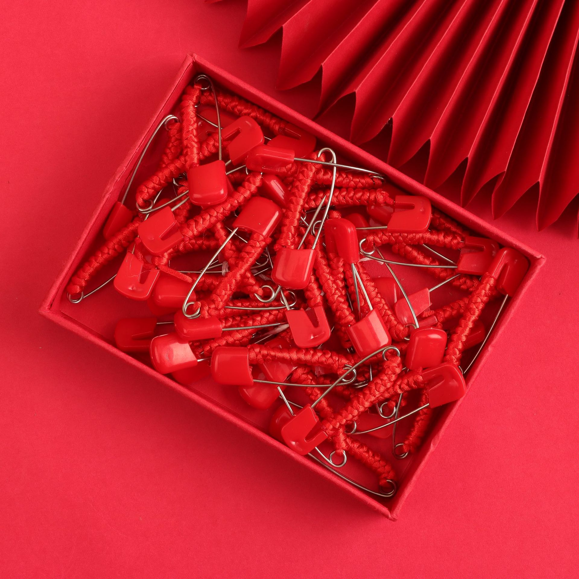 Handmade Red String Brooch with a Diamond Knot for Protection and Peace of Mind, Suitable for Children and Babies, DIY Safety Pin