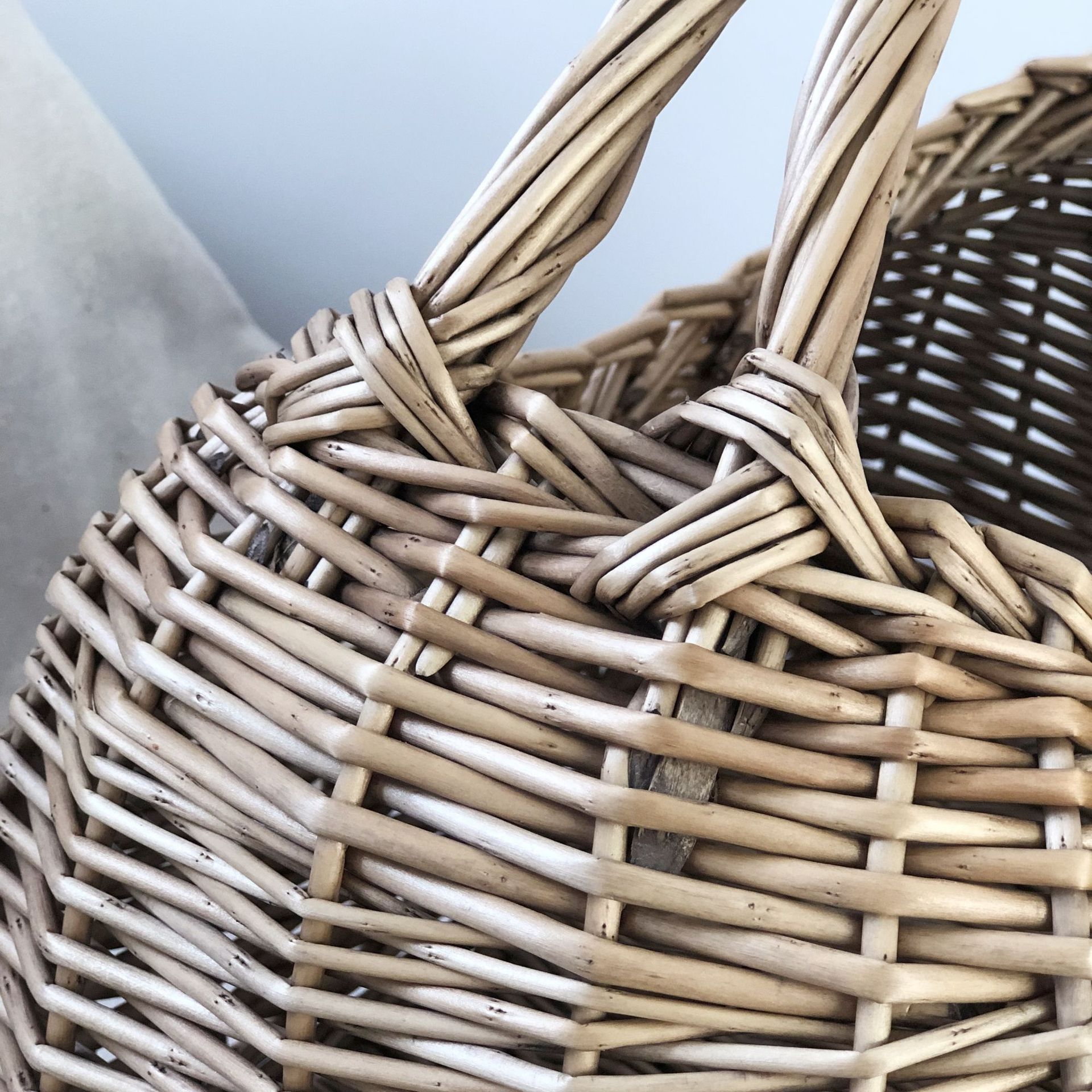 Hand-woven flower basket handbag French vintage ins flower arrangement picking basket fruit flower shooting props back