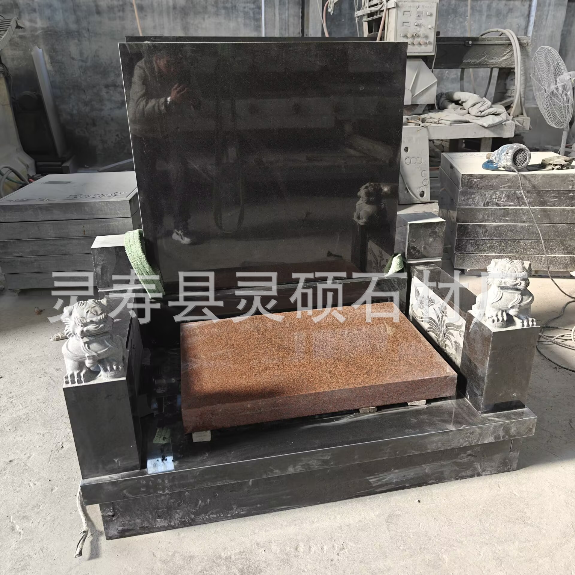 Supply Shanxi Black Stone Tombstone Chinese Black Granite Cemetery Tombstone Engraving Price