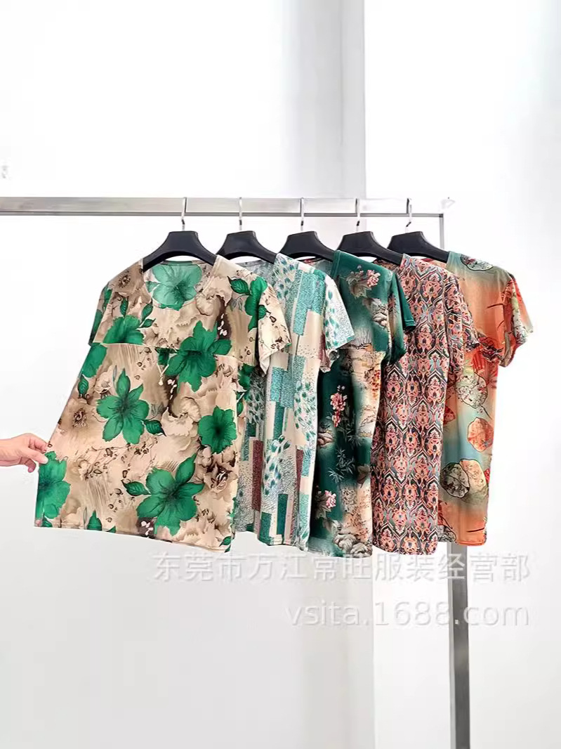 Mother's plus size summer clothes middle-aged and elderly women's T-shirt stall wholesale grandma's new short sleeve jacket market supply