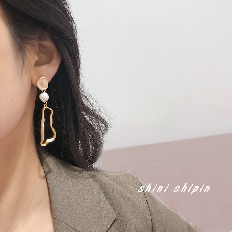 S925 Silver Needle Korean Matte Asymmetric Geometric Retro Portrait Pearl Pendant Earrings with an Exaggerated Design