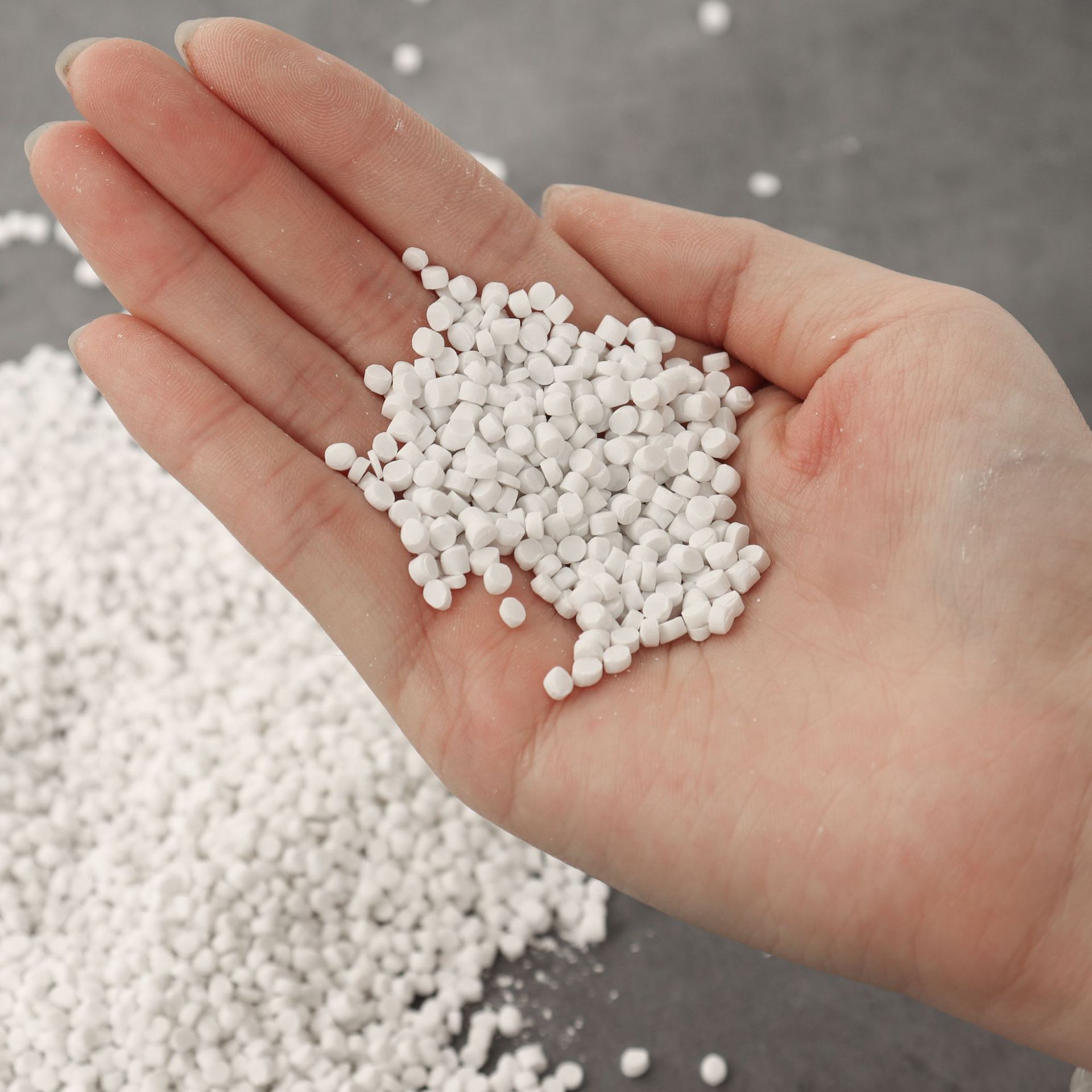 Calcium carbonate filled masterbatch processing factory injection blown film masterbatch PP calcium carbonate filled masterbatch factory customization