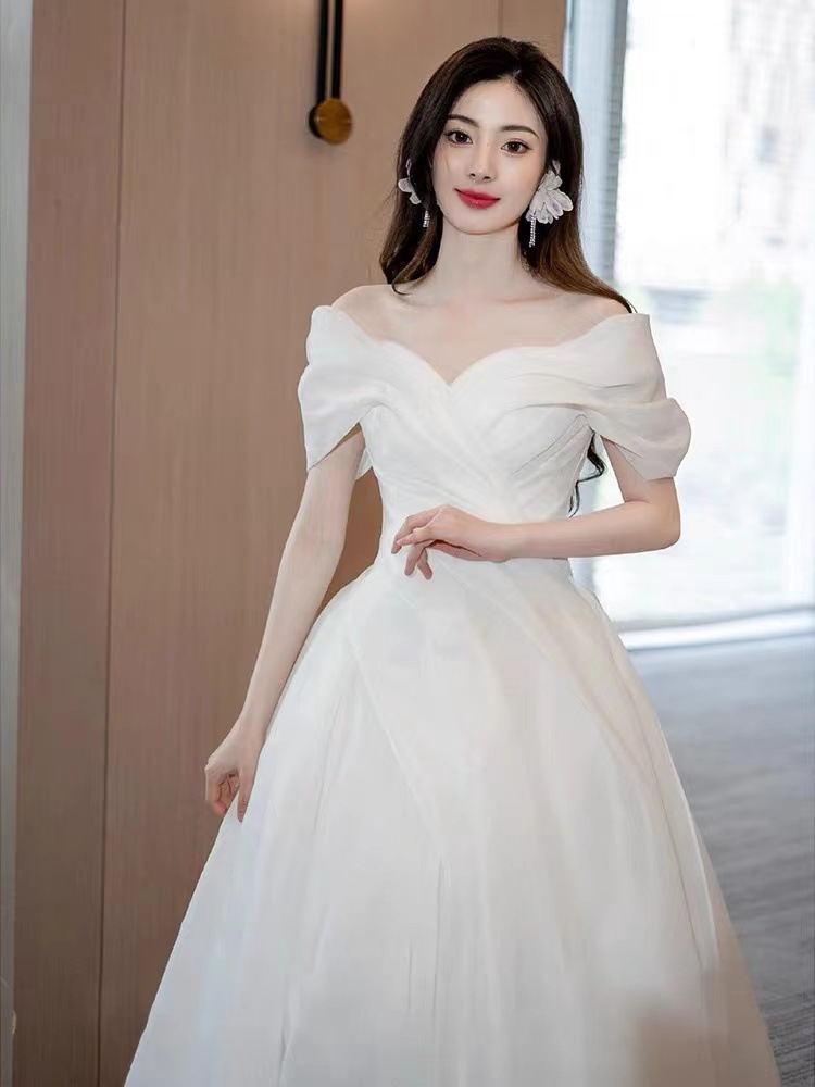 One-Shoulder Light Wedding Dress Bride 2025 New French Satin Main Yarn High-Quality Texture Small Simple Outing Yarn
