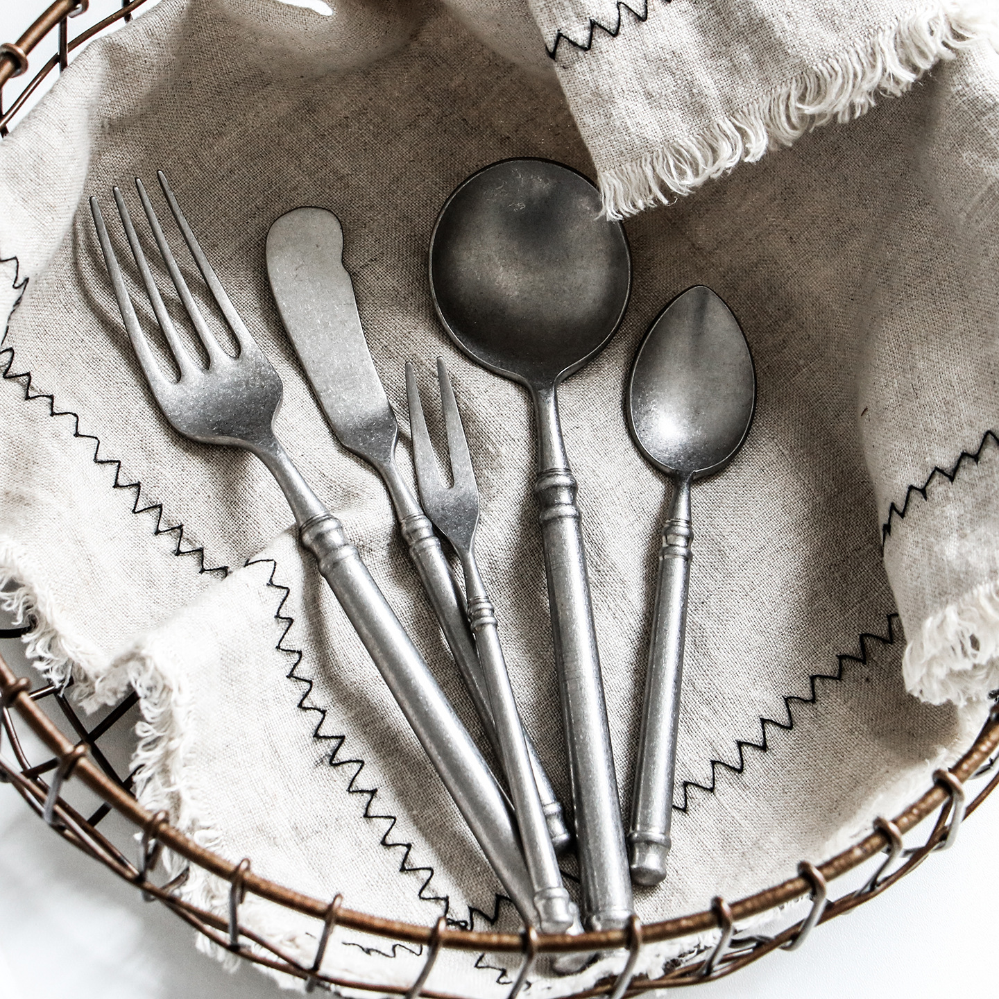 Solid 304 Stainless Steel Retro Distressed Design Western Steak Knife, Fork and Spoon Four-Piece Tableware Mixing Spoon Cake Fork