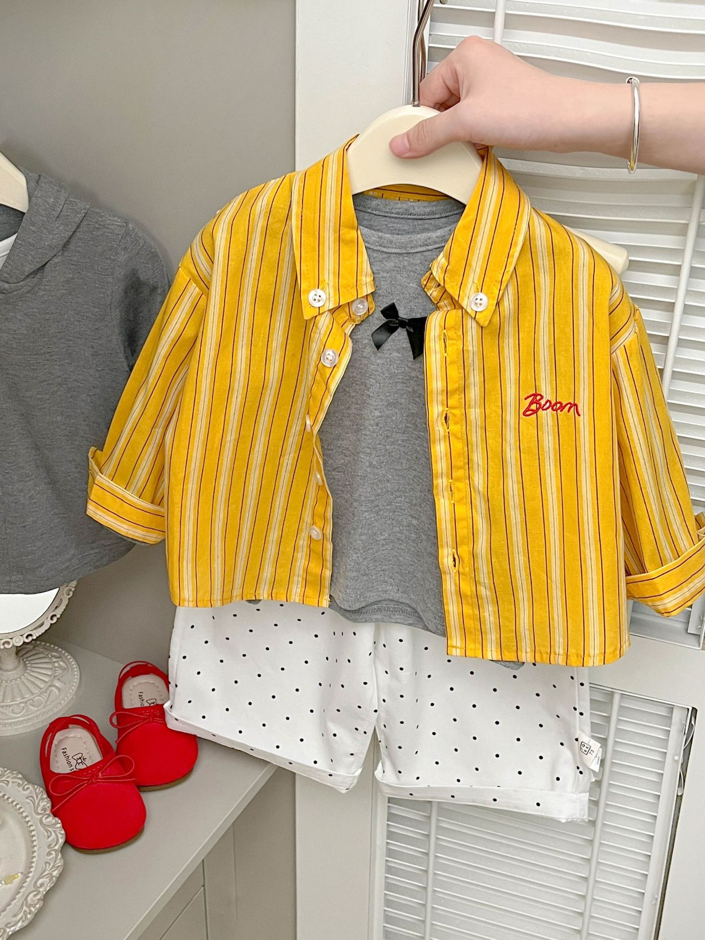 Модная полосатая рубашка-куртка для девочек на осень 2025 весна новая стильная универсальная длинно sleeve